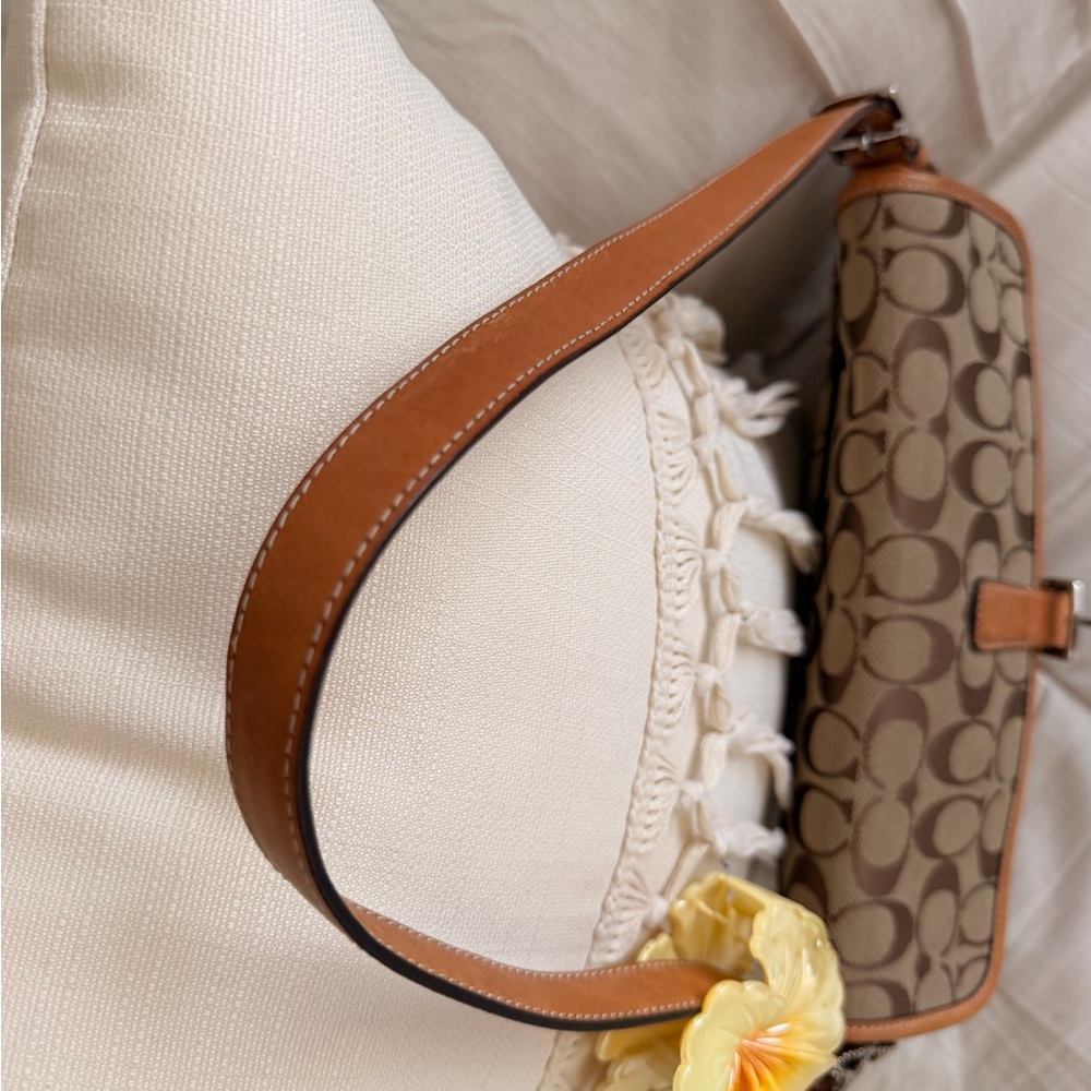 Coach Signature East West Shoulder Bag 🌼✨ - Picture 3 of 7